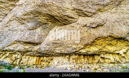 Basaltfelsen in der Nähe von Tower Junction entlang der großartigen Loop Road im Yellowstone National Park, Wyoming, Vereinigte Staaten von Amerika Stockfoto