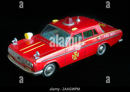 Ein schöner roter vintage Tin Toy Fire Engine auf schwarzem Hintergrund Stockfoto