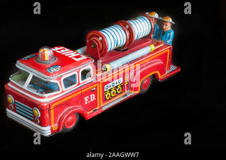 Eine schöne vintage Tin Toy firetruck Rot auf schwarzem Hintergrund Stockfoto