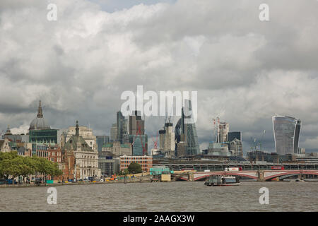 LONDON, UK, September 08, 2017: Blick auf die Architektur der Stadt London in Großbritannien entlang der Ufer der Themse. Stockfoto