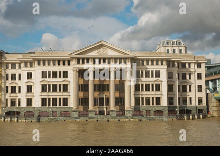LONDON, UK, September 08, 2017: Blick auf die Architektur der Stadt London in Großbritannien entlang der Ufer der Themse. Stockfoto