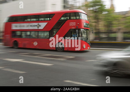 LONDON, UK, September 08, 2017: verschwommene Bewegung der kultigen alten roten Doppeldecker durch die Straßen von London in Großbritannien. Stockfoto