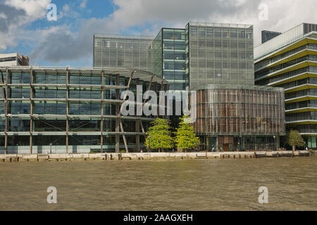 LONDON, UK, September 08, 2017: Blick auf die Architektur der Stadt London in Großbritannien entlang der Ufer der Themse. Stockfoto