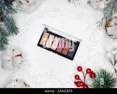 Weihnachts-Make-up und Hautpflege. Winter-Make-up, neue Kosmetik, Produkte für Schönheit und festliches Bild. Palette mit Augenschatten. Stockfoto