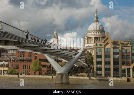 LONDON, UK, September 08, 2017: St Pauls Cathedral und die Millennium Bridge in London, Vereinigtes Königreich, während eines bewölkten Tag. Stockfoto