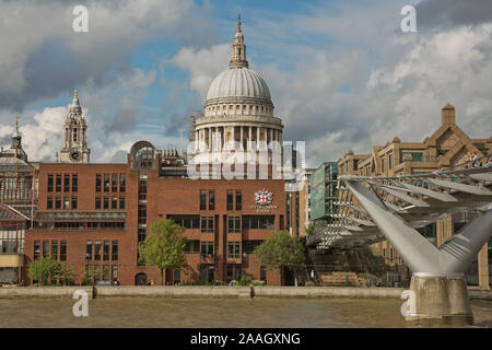 LONDON, UK, September 08, 2017: St Pauls Cathedral und die Millennium Bridge in London, Vereinigtes Königreich, während eines bewölkten Tag. Stockfoto