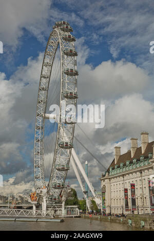 LONDON, UK, September 08, 2017: Blick auf das London Eye und der South Bank der Themse vom Westminster Bridge, London, UK Stockfoto