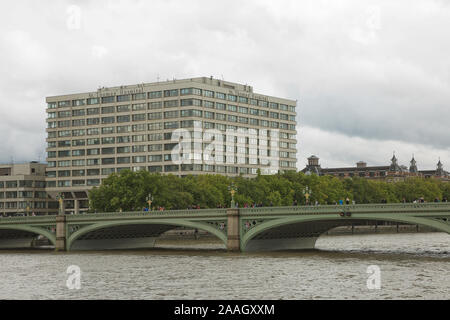 LONDON, UK, September 08, 2017: St Thomas Krankenhaus am Ufer der Themse gelegen, Westminster in London. Stockfoto