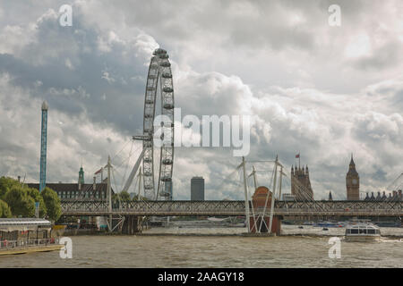 LONDON, UK, September 08, 2017: Blick auf das London Eye und der South Bank der Themse vom Westminster Bridge, London, UK Stockfoto