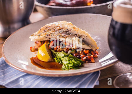 Filet vom Zander mit Gemüse auf einer Platte in ein Restaurant. Stockfoto