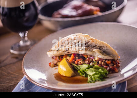 Filet vom Zander mit Gemüse auf einer Platte in ein Restaurant. Stockfoto