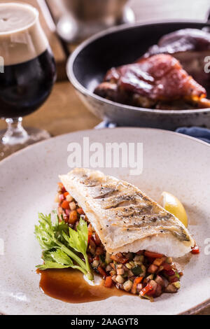 Filet vom Zander mit Gemüse auf einer Platte in ein Restaurant. Stockfoto