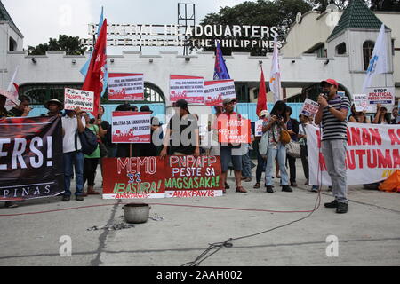 Quezon City, Philippinen. 22 Nov, 2019. Progressive Gruppen stürmte außerhalb der Abteilung der Nationalen Verteidigung (DND) in Quezon City während des ersten Jahrestages der Erklärung der Vereinbarung um 32 (MO 32). Executive Secretary Salvador Medialdea unterzeichnet Memorandum Nr. 32 auf Befehl von Präsident Rodrigo Duterte letztes Jahr für die Bereitstellung von mehr Soldaten und Polizisten der Bicol Region und in den Provinzen Samar, Negros Oriental, Negros Occidental auf uppress gesetzlose Gewalt und Terror." (Foto von Joseph Dacalanio/Pacific Press) Quelle: Pacific Press Agency/Alamy Stockfoto