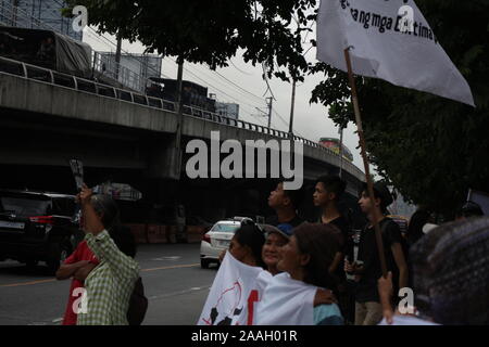 Quezon City, Philippinen. 22 Nov, 2019. Progressive Gruppen stürmte außerhalb der Abteilung der Nationalen Verteidigung (DND) in Quezon City während des ersten Jahrestages der Erklärung der Vereinbarung um 32 (MO 32). Executive Secretary Salvador Medialdea unterzeichnet Memorandum Nr. 32 auf Befehl von Präsident Rodrigo Duterte letztes Jahr für die Bereitstellung von mehr Soldaten und Polizisten der Bicol Region und in den Provinzen Samar, Negros Oriental, Negros Occidental auf uppress gesetzlose Gewalt und Terror." (Foto von Joseph Dacalanio/Pacific Press) Quelle: Pacific Press Agency/Alamy Stockfoto