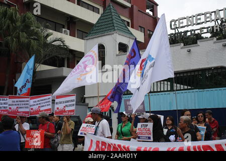 Quezon City, Philippinen. 22 Nov, 2019. Progressive Gruppen stürmte außerhalb der Abteilung der Nationalen Verteidigung (DND) in Quezon City während des ersten Jahrestages der Erklärung der Vereinbarung um 32 (MO 32). Executive Secretary Salvador Medialdea unterzeichnet Memorandum Nr. 32 auf Befehl von Präsident Rodrigo Duterte letztes Jahr für die Bereitstellung von mehr Soldaten und Polizisten der Bicol Region und in den Provinzen Samar, Negros Oriental, Negros Occidental auf uppress gesetzlose Gewalt und Terror." (Foto von Joseph Dacalanio/Pacific Press) Quelle: Pacific Press Agency/Alamy Stockfoto