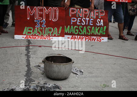 Quezon City, Philippinen. 22 Nov, 2019. Progressive Gruppen stürmte außerhalb der Abteilung der Nationalen Verteidigung (DND) in Quezon City während des ersten Jahrestages der Erklärung der Vereinbarung um 32 (MO 32). Executive Secretary Salvador Medialdea unterzeichnet Memorandum Nr. 32 auf Befehl von Präsident Rodrigo Duterte letztes Jahr für die Bereitstellung von mehr Soldaten und Polizisten der Bicol Region und in den Provinzen Samar, Negros Oriental, Negros Occidental auf uppress gesetzlose Gewalt und Terror." (Foto von Joseph Dacalanio/Pacific Press) Quelle: Pacific Press Agency/Alamy Stockfoto