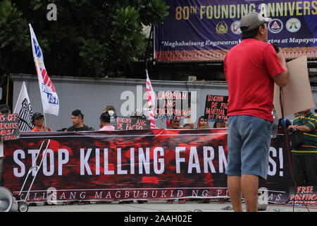 Quezon City, Philippinen. 22 Nov, 2019. Progressive Gruppen stürmte außerhalb der Abteilung der Nationalen Verteidigung (DND) in Quezon City während des ersten Jahrestages der Erklärung der Vereinbarung um 32 (MO 32). Executive Secretary Salvador Medialdea unterzeichnet Memorandum Nr. 32 auf Befehl von Präsident Rodrigo Duterte letztes Jahr für die Bereitstellung von mehr Soldaten und Polizisten der Bicol Region und in den Provinzen Samar, Negros Oriental, Negros Occidental auf uppress gesetzlose Gewalt und Terror." (Foto von Joseph Dacalanio/Pacific Press) Quelle: Pacific Press Agency/Alamy Stockfoto