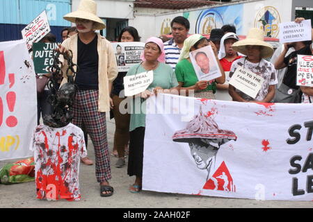 Quezon City, Philippinen. 22 Nov, 2019. Progressive Gruppen stürmte außerhalb der Abteilung der Nationalen Verteidigung (DND) in Quezon City während des ersten Jahrestages der Erklärung der Vereinbarung um 32 (MO 32). Executive Secretary Salvador Medialdea unterzeichnet Memorandum Nr. 32 auf Befehl von Präsident Rodrigo Duterte letztes Jahr für die Bereitstellung von mehr Soldaten und Polizisten der Bicol Region und in den Provinzen Samar, Negros Oriental, Negros Occidental auf uppress gesetzlose Gewalt und Terror." (Foto von Joseph Dacalanio/Pacific Press) Quelle: Pacific Press Agency/Alamy Stockfoto