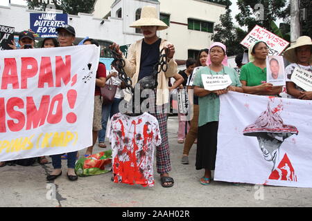 Quezon City, Philippinen. 22 Nov, 2019. Progressive Gruppen stürmte außerhalb der Abteilung der Nationalen Verteidigung (DND) in Quezon City während des ersten Jahrestages der Erklärung der Vereinbarung um 32 (MO 32). Executive Secretary Salvador Medialdea unterzeichnet Memorandum Nr. 32 auf Befehl von Präsident Rodrigo Duterte letztes Jahr für die Bereitstellung von mehr Soldaten und Polizisten der Bicol Region und in den Provinzen Samar, Negros Oriental, Negros Occidental auf uppress gesetzlose Gewalt und Terror." (Foto von Joseph Dacalanio/Pacific Press) Quelle: Pacific Press Agency/Alamy Stockfoto