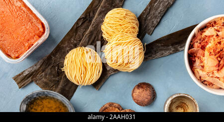 Ramen Zutaten Panorama. Getrocknete meer Gemüse Kelp, Soba-Nudeln, Miso einfügen, Bonito Thunfisch Flocken, Shiitake-Pilze, Sake, mirin, Top Shot Stockfoto