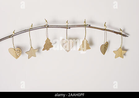 Weihnachtsschmuck hängen an einem Zweig, einfache minimalistisch elegantem Design. Kopieren Sie Platz. Stockfoto