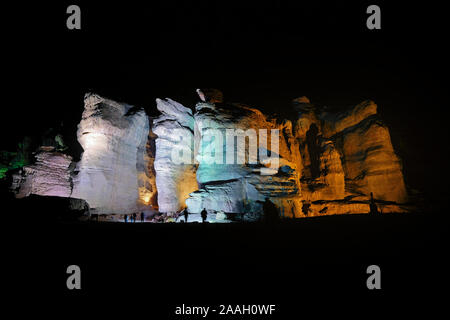 Sandsteinfelsen mit König Salomons Säulen in der Nacht in Timna Tal in die Gefilde Tal in Hebräisch bekannt als Arava oder Aravah im Süden der Wüste Negev in Israel beleuchtet Stockfoto