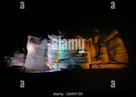 Sandsteinfelsen mit König Salomons Säulen in der Nacht in Timna Tal in die Gefilde Tal in Hebräisch bekannt als Arava oder Aravah im Süden der Wüste Negev in Israel beleuchtet Stockfoto