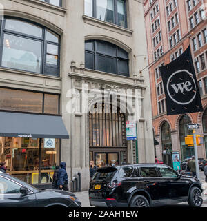 MANHATTAN, NEW YORK/17. Nov. 2019: ein WeWork Flagge Wellen im Wind draußen ein WeWork Standorts in Midtown Manhattan. Stockfoto