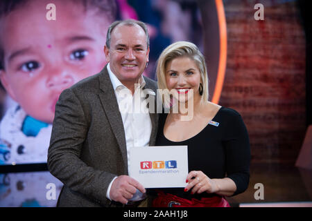 Hürth, Deutschland. Nov, 2019 21. Wolfram Kons, Moderator und sein Gast der ersten Stunde: Sänger Beatrice Egli Starten des 24. RTL Spendenmarathon "Wir helfen Kindern", TV, 21.-22.11. 2019. | Verwendung der weltweiten Kredit: dpa/Alamy leben Nachrichten Stockfoto