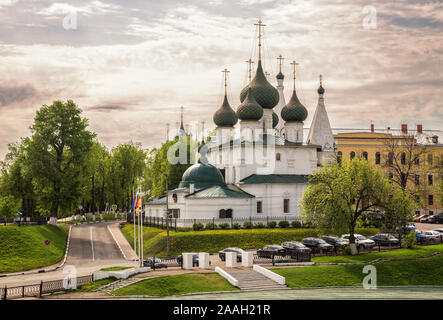 Kirche der Verklärung unseres Erlösers auf die Stadt im Jahre 1672 erbaut. Großen schönen weiß-Stone Temple, Jaroslawl, Russland Stockfoto