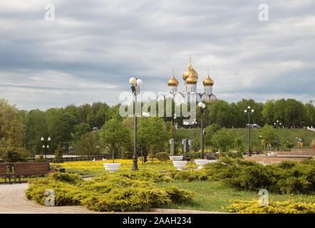 Kathedrale in Jaroslawl an einem sonnigen Frühlingstag. Blick von Strelka Park. Russland Stockfoto