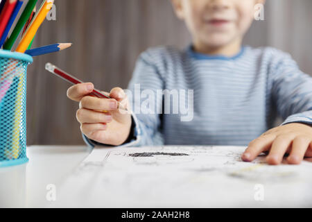 Kind zu Hause Zeichnung auf dem Papier Stockfoto