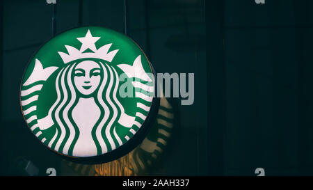 Nahaufnahme von Starbucks Coffee Company, ein US-amerikanischer Kaffee und Kaffeehaus Kette. Starbucks war in Seattle, Washington, gegründet 1971. Stockfoto