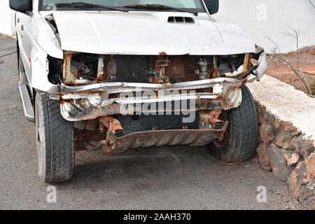Vorderansicht des SUV-Stil Auto mit Schaden Stockfoto