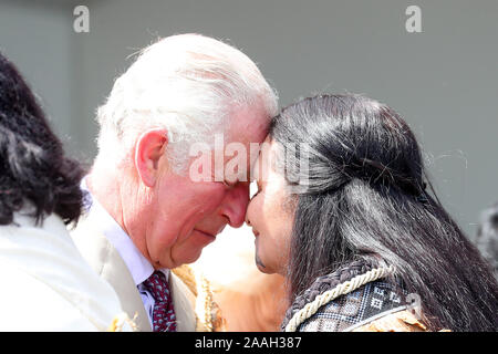 Der Prinz von Wales erhält ein Hongi, die traditionelle Maori Gruß bei seinem Besuch in Tuahiwi Marae, eine Stammes- Treffpunkt auf der Südinsel von Neuseeland, am sechsten Tag des königlichen Besuch. PA-Foto. Bild Datum: Freitag, 22. November 2019. Photo Credit: Chris Jackson/PA-Kabel Stockfoto