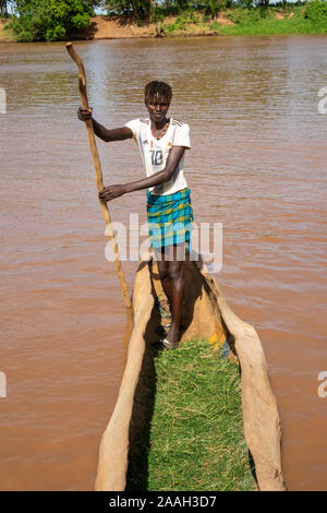 Eth 212 Äthiopien, South Omo, Omorate, bootsmann im Einbaum Fähre Omo Fluss Stockfoto