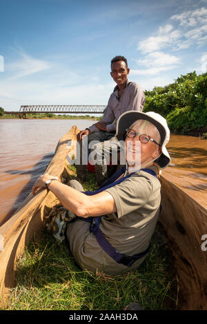 Äthiopien, South Omo, Omorate, Führer und leitende weibliche Touristen im einbaum am Omo Fluss Stockfoto