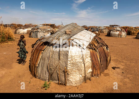 Äthiopien, South Omo, Dasenech Omorate, Dorf, in der Nähe der kenianischen Grenze, Dasenech Tribal House von gefundenen Materialien und Bleche hergestellt Stockfoto