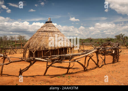 Äthiopien, South Omo, Turmi, Hamar Tribal Dorf, Zaun um traditionellen Holzhaus mit Strohdach Stockfoto