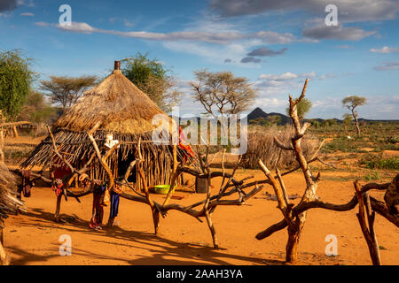 Äthiopien, South Omo, Turmi, Hamar Tribal Dorf, Holzzaun außerhalb der traditionellen Holzhaus mit Strohdach Stockfoto