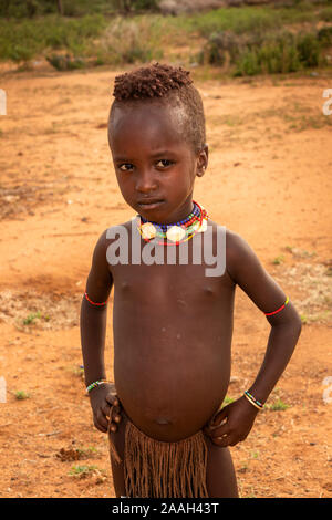 Äthiopien, South Omo, Turmi, Hamar Tribal Dorf, junges Kind mit gewölbten Bauch, zeigen Zeichen der Mangelernährung Stockfoto