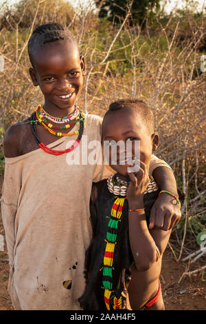 Äthiopien, South Omo, Turmi, Hamar Tribal Dorf, lächelnden jungen Mädchen Stockfoto