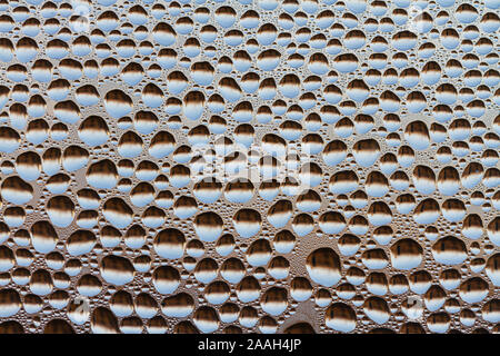 Morgennebel fällt auf rundes Glas Stockfoto