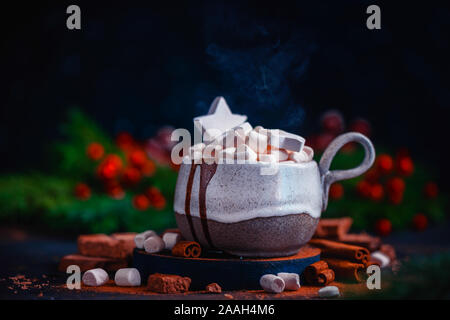 Shar-förmige Marshmallows in Hot winter Kakao trinken, Weihnachten auf einem dunklen Hintergrund Stockfoto