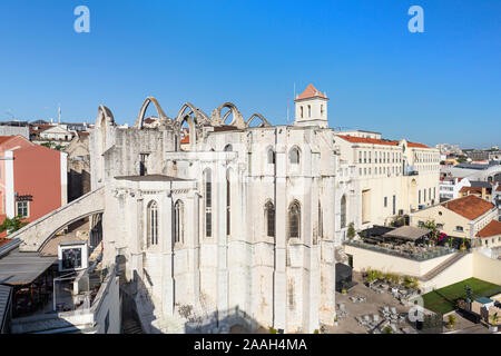 Ruinen der mittelalterlichen Convento do Carmo (Carmo Kloster) in Lissabon, Portugal, an einem sonnigen Tag im Sommer. Stockfoto