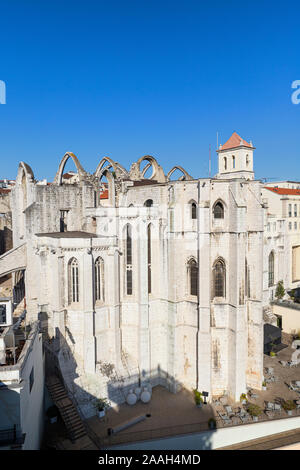 Ruinen der mittelalterlichen Convento do Carmo (Carmo Kloster) in Lissabon, Portugal, an einem sonnigen Tag im Sommer. Stockfoto