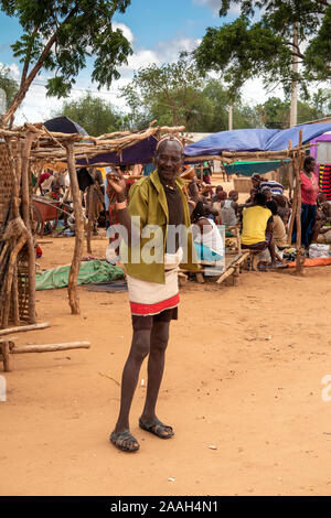 Äthiopien, South Omo, Turmi, Wochenmarkt, Hamar tribal Mann ruhenden Hände auf seinem Stick Stockfoto