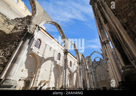 Alte Ruinen der mittelalterlichen Convento do Carmo (Carmo Kloster) in Lissabon, Portugal, an einem sonnigen Tag im Sommer. Stockfoto