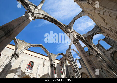 Alte Ruinen der mittelalterlichen Convento do Carmo (Carmo Kloster) in Lissabon, Portugal, an einem sonnigen Tag im Sommer. Stockfoto