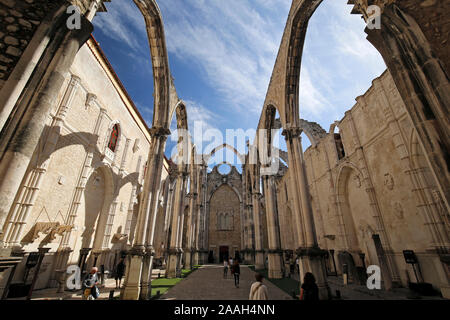 Touristen an den Ruinen der mittelalterlichen Convento do Carmo (Carmo Kloster) in Lissabon, Portugal, an einem sonnigen Tag im Sommer. Stockfoto